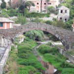 Cogolito : pont au milieu des immeubles