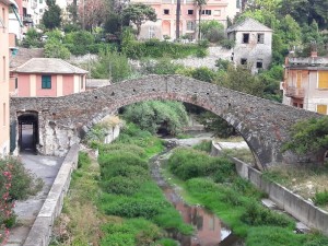 Cogolito : pont au milieu des immeubles